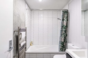 Dusche, Haartrockner, Handtücher, Shampoo