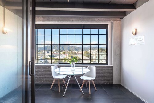 Cozy Studio - Private Balcony, Bath and Tub