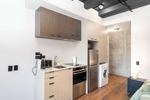 Fridge, microwave, oven, stovetop - Cozy Studio - Private Balcony, Bath and Tub (Lower Hutt)