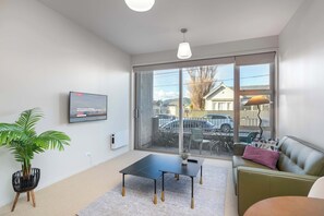 TV - Petone Studio - Balcony, Bath Tub, Sleeps 2 (Lower Hutt)