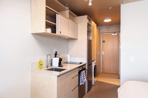 Petone Studio - Balcony, Bath Tub, Sleeps 2