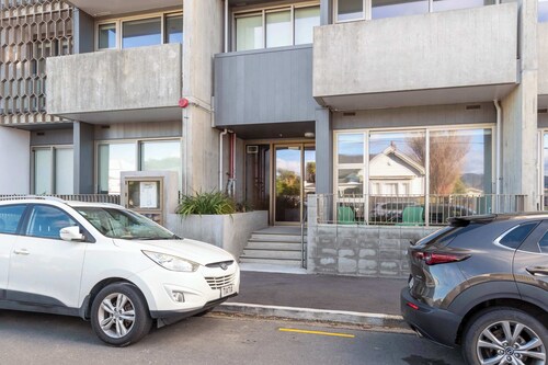 Petone Studio - Balcony, Bath Tub, Sleeps 2
