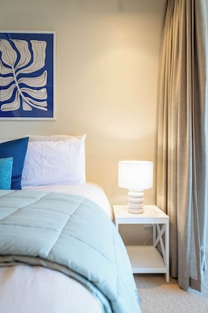 Iron/ironing board, WiFi, bed sheets - Petone Studio - Balcony, Bath Tub, Sleeps 2 (Lower Hutt)