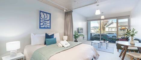 Een strijkplank/strijkijzer, wifi, beddengoed