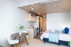 Iron/ironing board, WiFi, bed sheets - Petone Studio - Balcony, Bath Tub, Sleeps 2 (Lower Hutt)