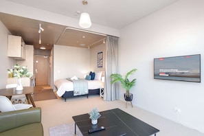 Iron/ironing board, WiFi, bed sheets - Petone Studio - Balcony, Bath Tub, Sleeps 2 (Lower Hutt)