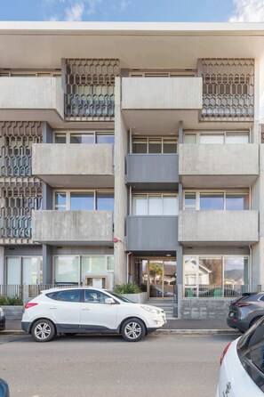 Exterior - Petone Studio - Balcony, Bath Tub, Sleeps 2 (Lower Hutt)
