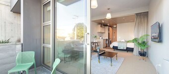 Petone Studio - Balcony, Bath Tub, Sleeps 2
