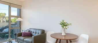 Petone Studio - Balcony, Bath Tub, Sleeps 2