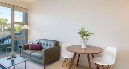 Petone Studio - Balcony, Bath Tub, Sleeps 2