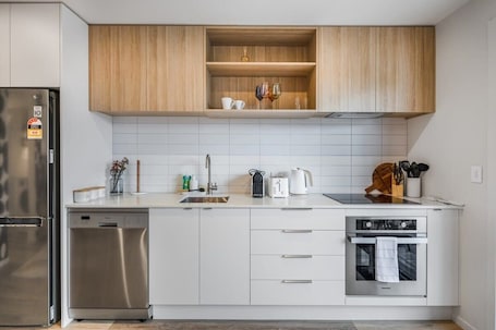 Kühlschrank, Mikrowelle, Ofen, Herdplatte. Birch Street Solo Haven