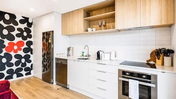 Coffee/tea maker, fridge, microwave, oven