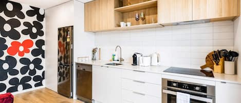 Coffee/tea maker, fridge, microwave, oven
