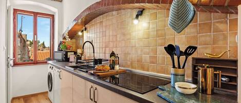 Køleskab, mikrobølgeovn, kogeplade, kaffe-/temaskine