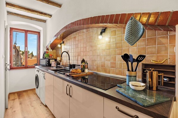 Fridge, microwave, stovetop, coffee/tea maker