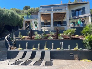 Property grounds - Villa with exceptional sea view and direct beach access (La Seyne-sur-Mer)