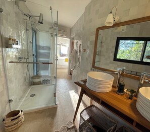 Douche, sèche-cheveux, serviettes fournies, savon