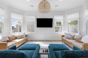 TV, books - Spacious & Stylish Retreat in Redbud Park (Eufaula)