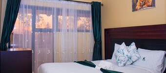 Spacious 18-bedroom lodge in gorgeous Kadoma with WiFi, comfy beds and many more