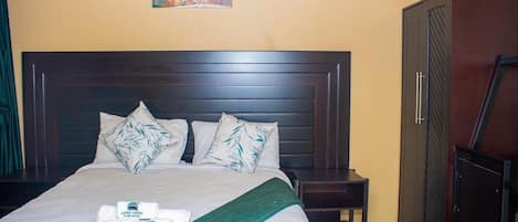 9 bedrooms, WiFi, bed sheets