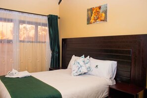 9 bedrooms, WiFi, bed sheets - Spacious 18-bedroom lodge in gorgeous Kadoma with WiFi, comfy beds and many more (Mashonaland West Province)