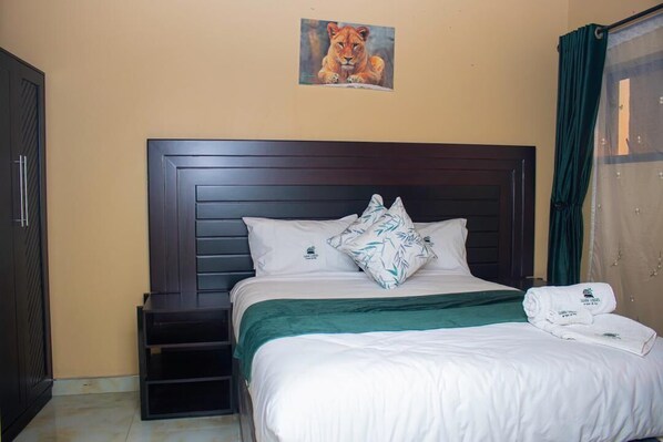 9 bedrooms, WiFi, bed sheets - Spacious 18-bedroom lodge in gorgeous Kadoma with WiFi, comfy beds and many more (Mashonaland West Province)