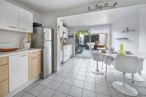 ثلاجة، ميكروويف، فرن، غسالة أطباق