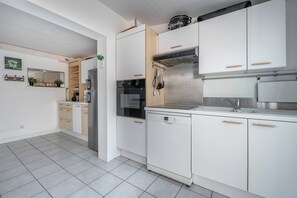 ثلاجة، ميكروويف، فرن، غسالة أطباق