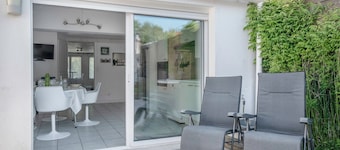 Sea view, beach 50m away, House for 4, terrace