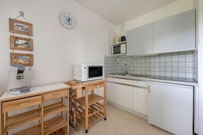 Réfrigérateur, micro-ondes, four, plaque de cuisson