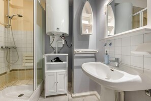 Shower, hair dryer - Ground floor apartment for 4, 600m from the sea (Pornic)