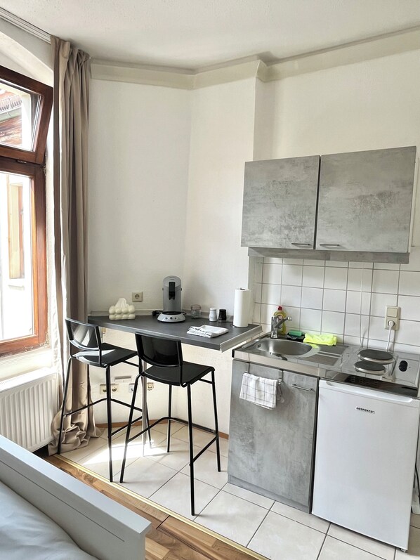 Fridge, stovetop, coffee/tea maker, electric kettle