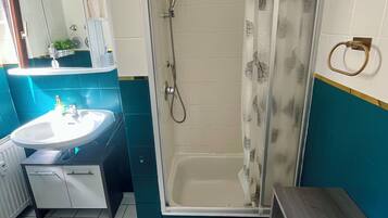 Suihku, hiustenkuivaaja, pyyhkeet, saippua