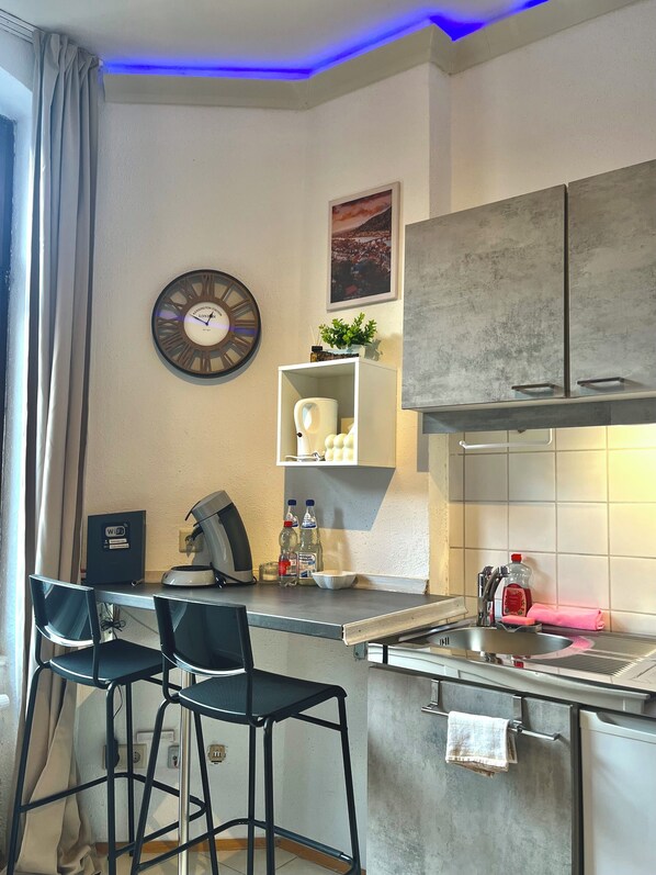 Kühlschrank, Herdplatte, Wasserkocher mit Kaffee-/Teezubehör