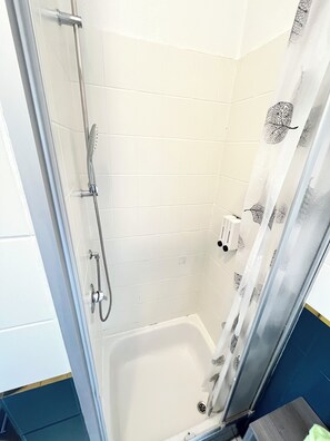 Shower, hair dryer, towels, soap - TOP location - living with style - city center near main station (Heidelberg)