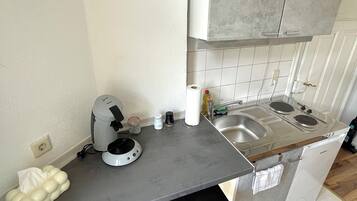 Jääkaappi, liesi, kahvin-/teenkeitin, vedenkeitin