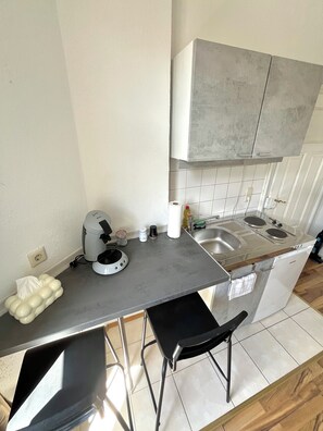 Fridge, stovetop, coffee/tea maker, electric kettle