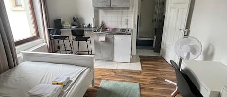 1 bedroom, desk, free WiFi, bed sheets
