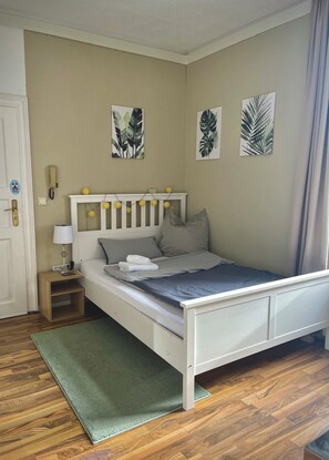 1 slaapkamer, een bureau, een strijkplank/strijkijzer, gratis wifi