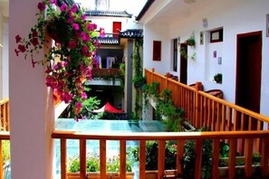 المنشأة من الداخل