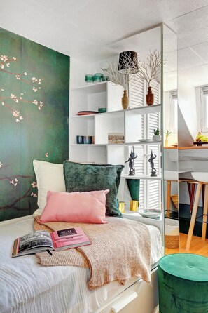 مكتب ومكواة/لوح كي وسرير سفر وواي فاي مجانًا