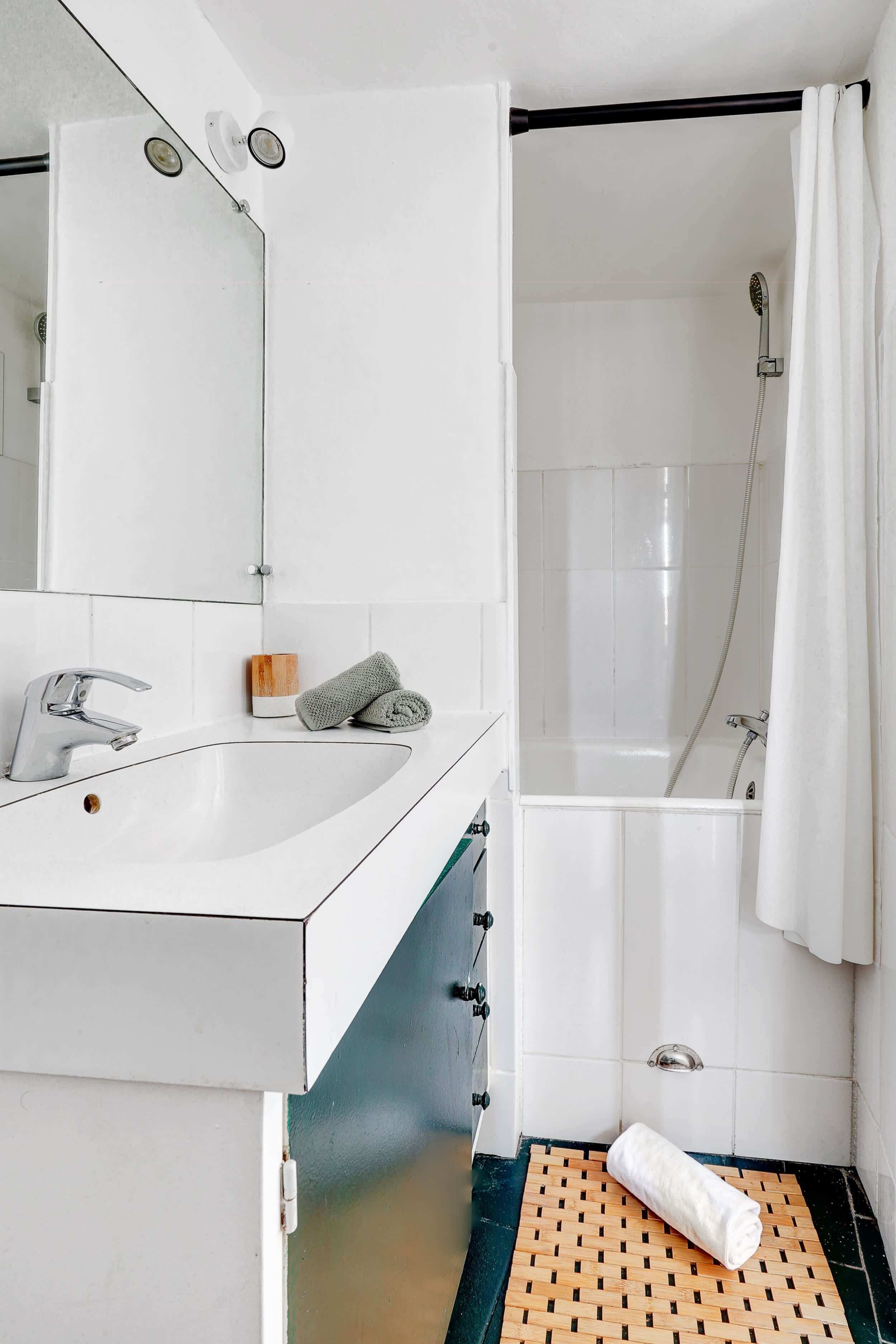 シャワー、ヘアドライヤー、タオル