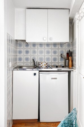 Microwave, stovetop, coffee/tea maker, cookware/dishes/utensils - Charming Studio Overlooking Place des Victoires (Paris)