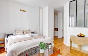 1 habitación, escritorio, tabla de planchar con plancha y cuna de viaje
