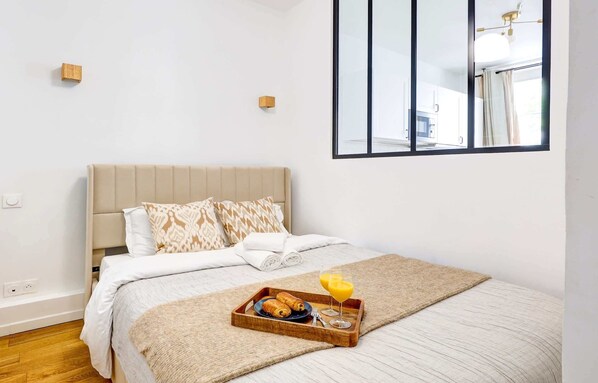 1 soverom, skrivebord, strykejern/-brett og reiseseng for barn