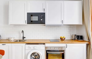 Microondas, placa de cocina, lavavajillas, cafetera/tetera