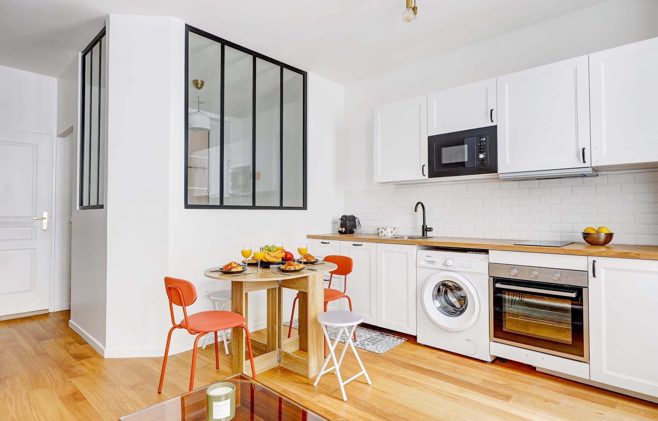 Mikrobølgeovn, ovn, kokeplater og oppvaskmaskin