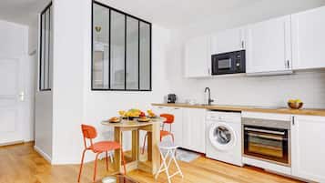 Mikrobølgeovn, ovn, kokeplater og oppvaskmaskin