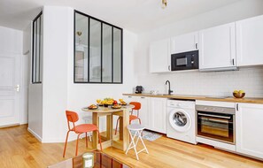 Mikrobølgeovn, ovn, kokeplater og oppvaskmaskin