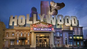 L’entrée du musée de cire de Hollywood, avec une grande statue de gorille et, au fond, le panneau Hollywood.